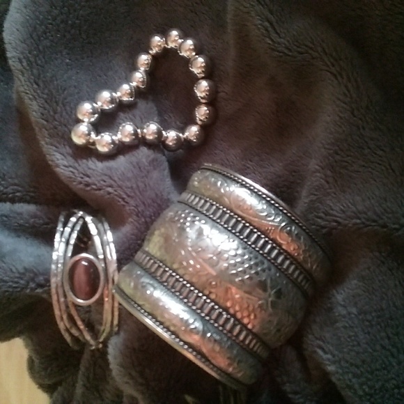 3 silvertone bracelets - Picture 3 of 3